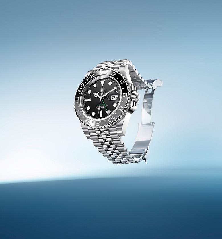 rolex-new-watches-2024-gmt-master-ii-ambiance-M126710GRNR-0004_2401jva_001_rvb-portrait