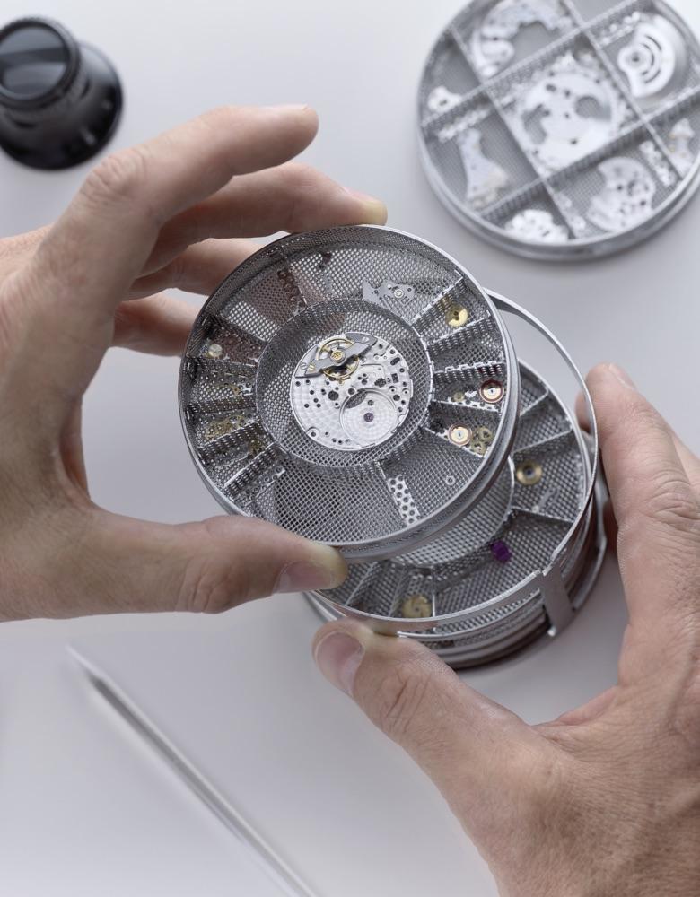 rolex-servicing-procedure-2234_rolex-sav_corporate_29_lavage-mouvement_cm3_v2-portrait