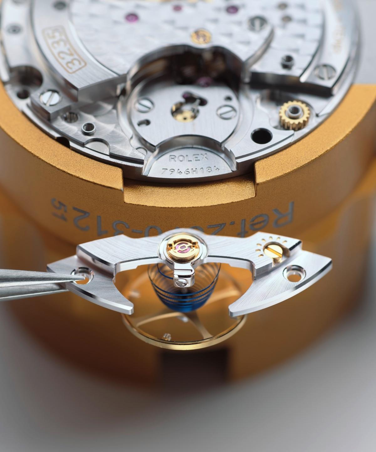 rolex-servicing-procedure-2234_rolex-sav_corporate_40_assemblage mouvement_pose-oscillateur_v1-landscape