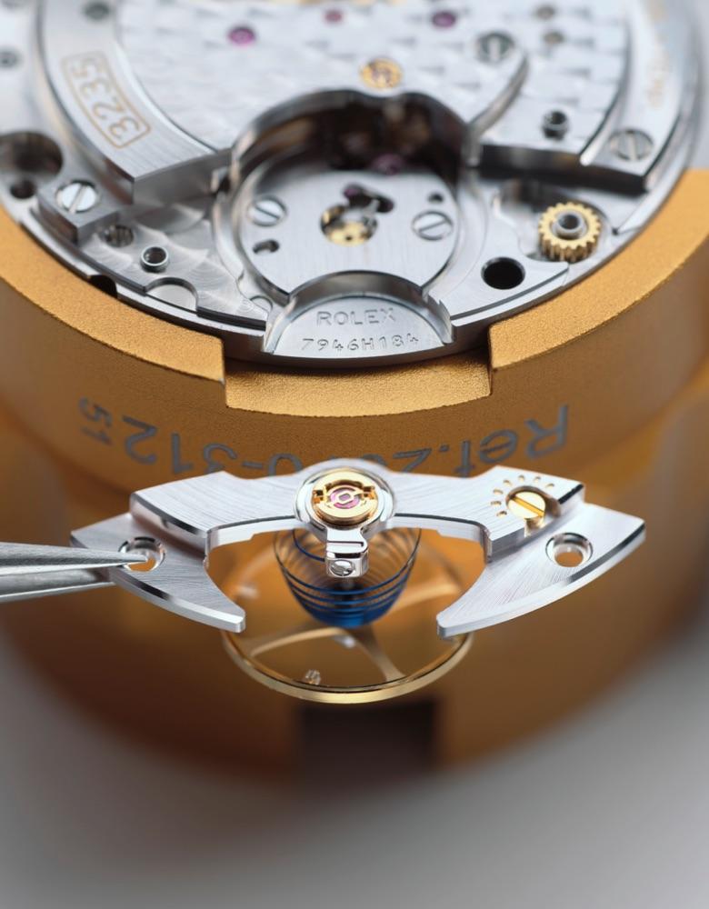 rolex-servicing-procedure-2234_rolex-sav_corporate_40_assemblage mouvement_pose-oscillateur_v1-portrait