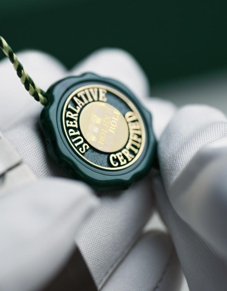 rolex-watchmaking-wmfinalassembly_2212jb_0001_v2-portrait