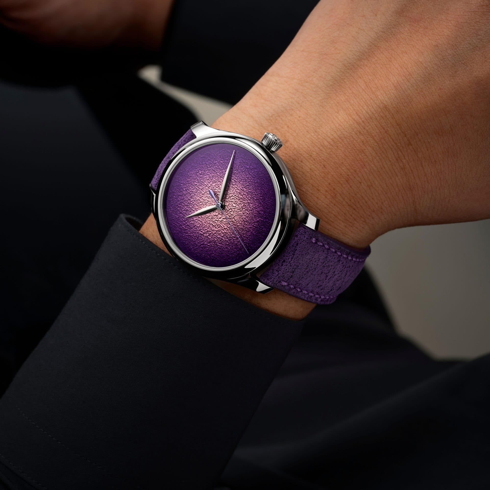 HMoser_1201-1200_Endeavour_CentreSeconds_ST_Purple_Enamel__Wristshot_present_side