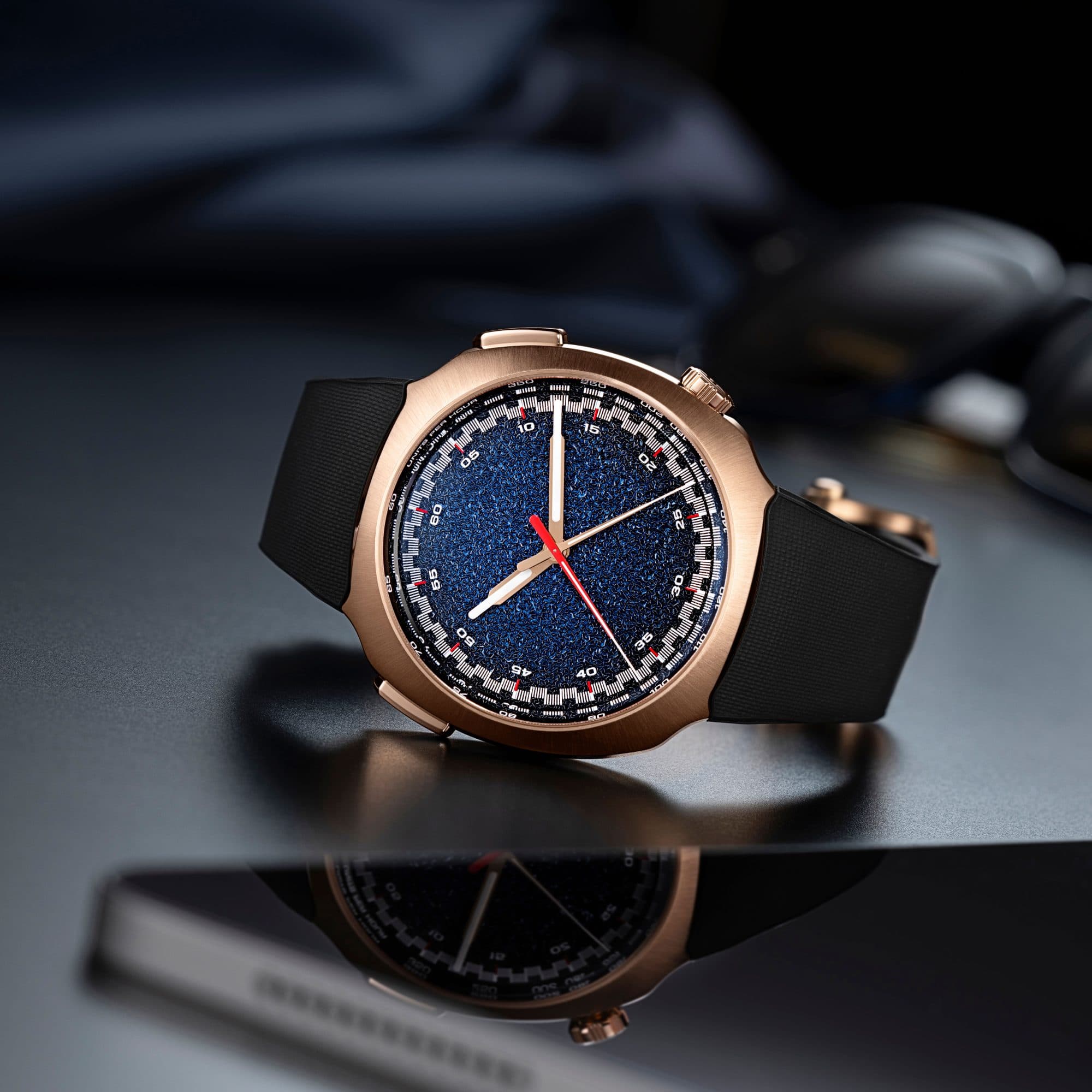 HMoser_6907-0402_Streamliner_Chronograph_RG_Frozen_Midnight_Blue_Fume__Lifestyle